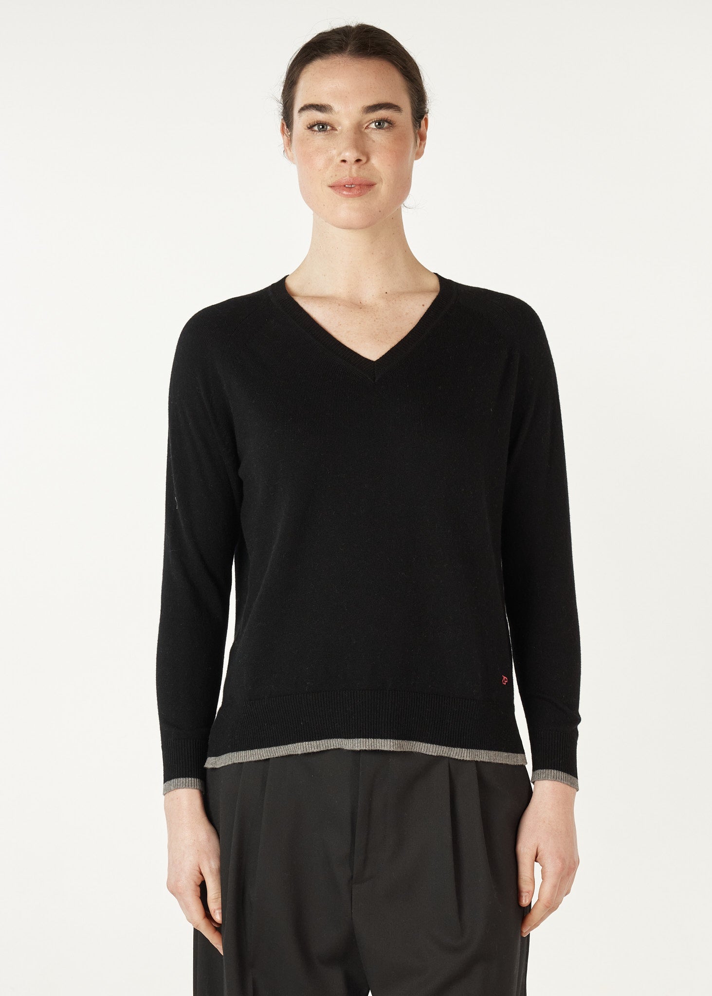 Essential V-Neck Pullover Black