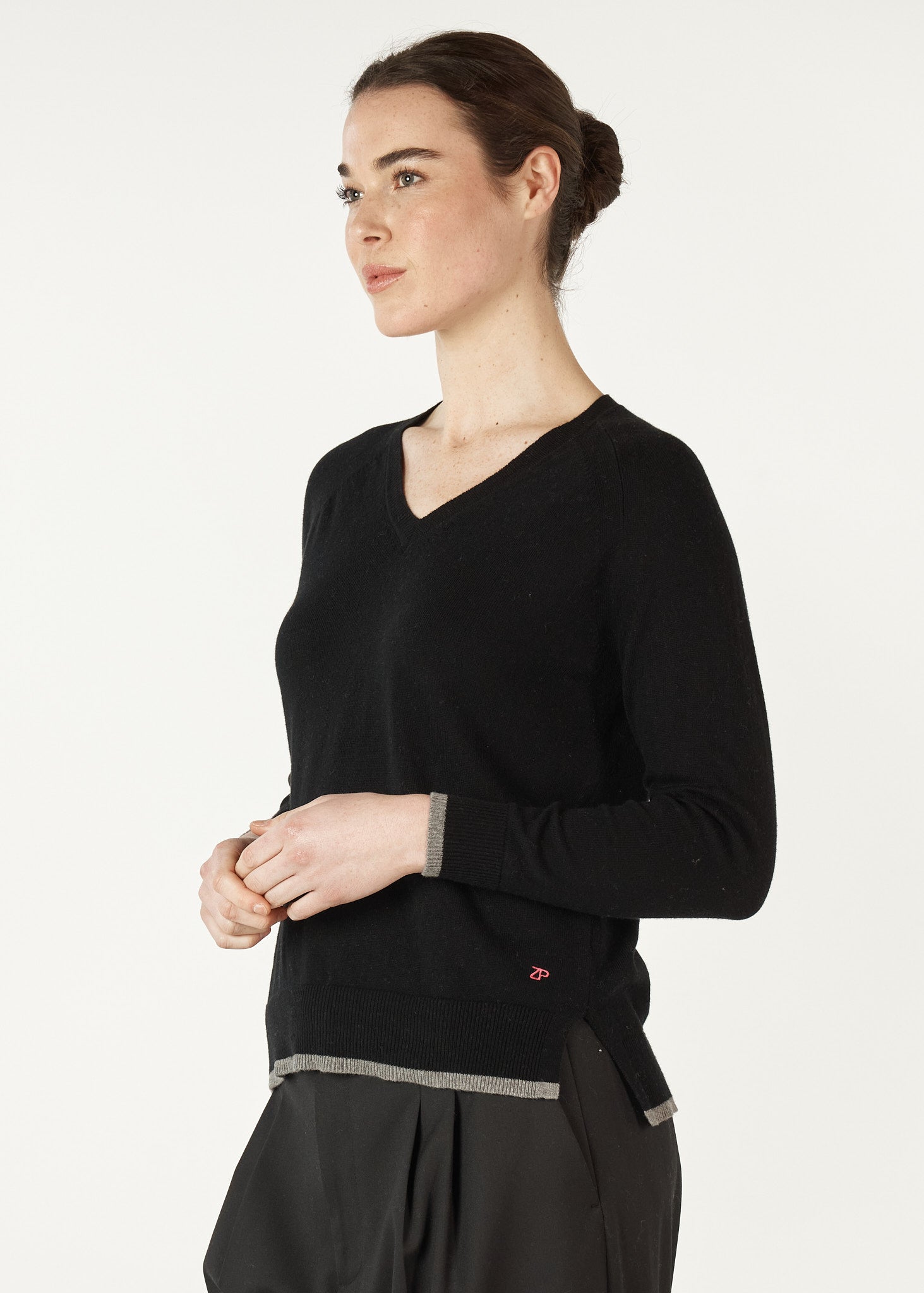 Essential V-Neck Pullover Black